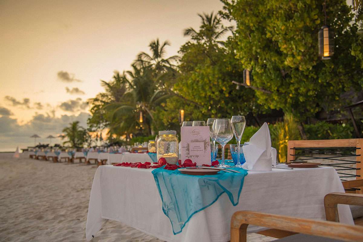 beach dinner at Constance Moofushi