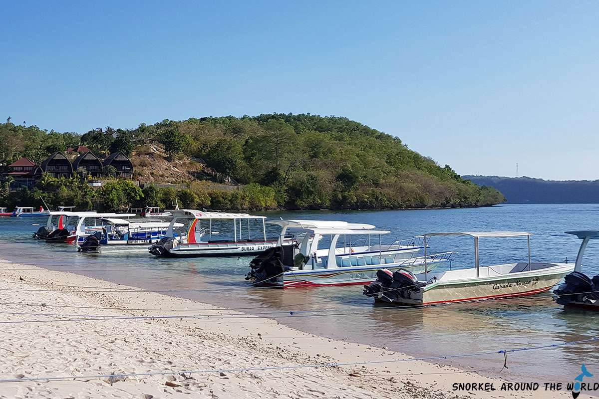snorkeling tour boats in Toya Pakeh Harbor